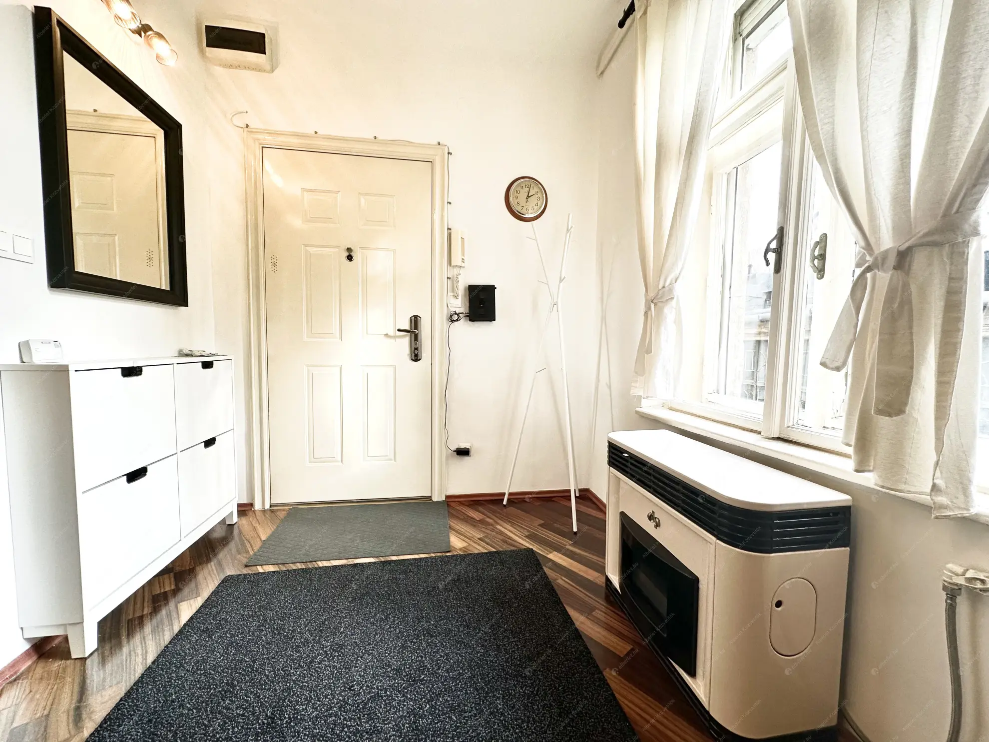 Kiadó albérlet 230000 Ft/hó áron: Budapest, V. kerület  Szervita tér. Mérete: 32 nm, 1 szobás | Alberlet.hu - 6598517