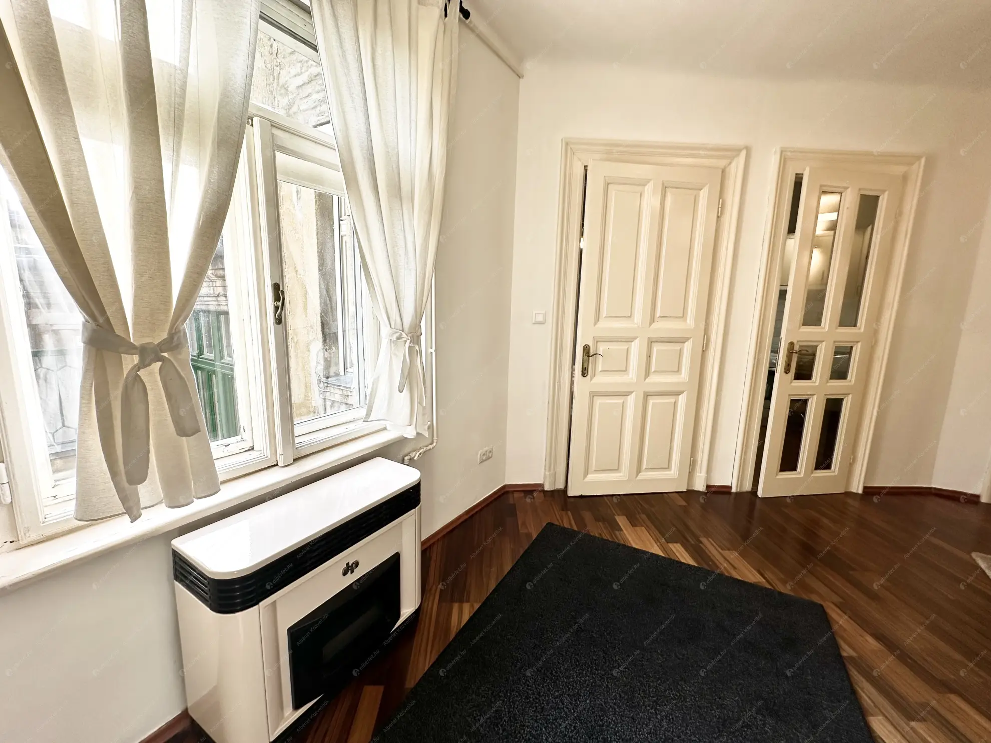 Kiadó albérlet 230000 Ft/hó áron: Budapest, V. kerület  Szervita tér. Mérete: 32 nm, 1 szobás | Alberlet.hu - 6598520