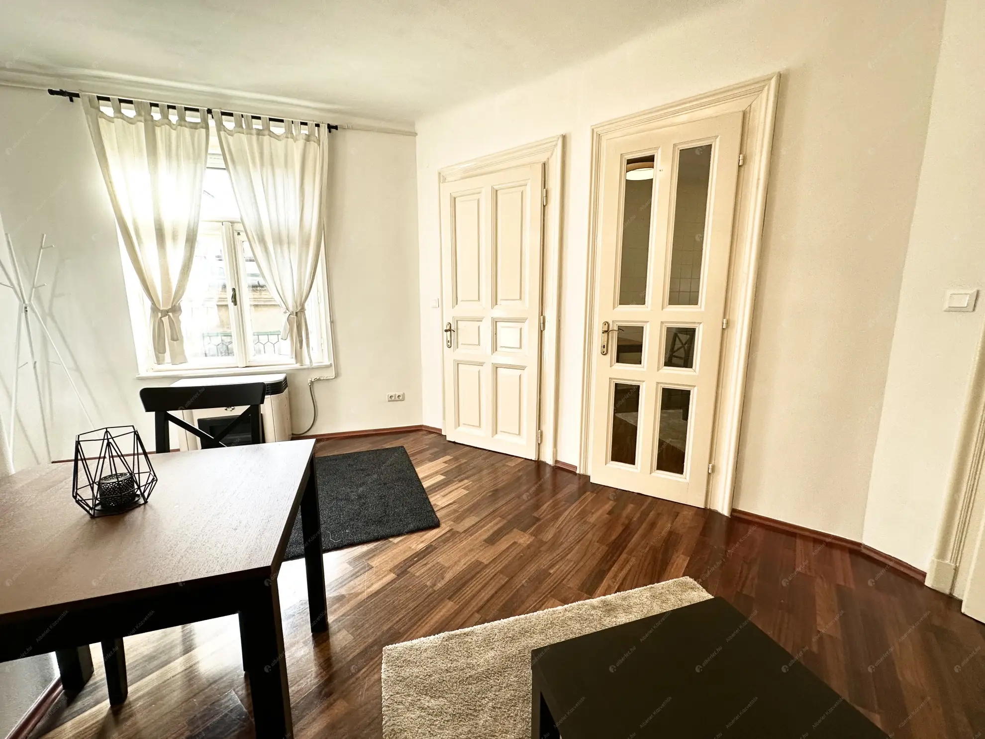 Kiadó albérlet 230000 Ft/hó áron: Budapest, V. kerület  Szervita tér. Mérete: 32 nm, 1 szobás | Alberlet.hu - 6598522