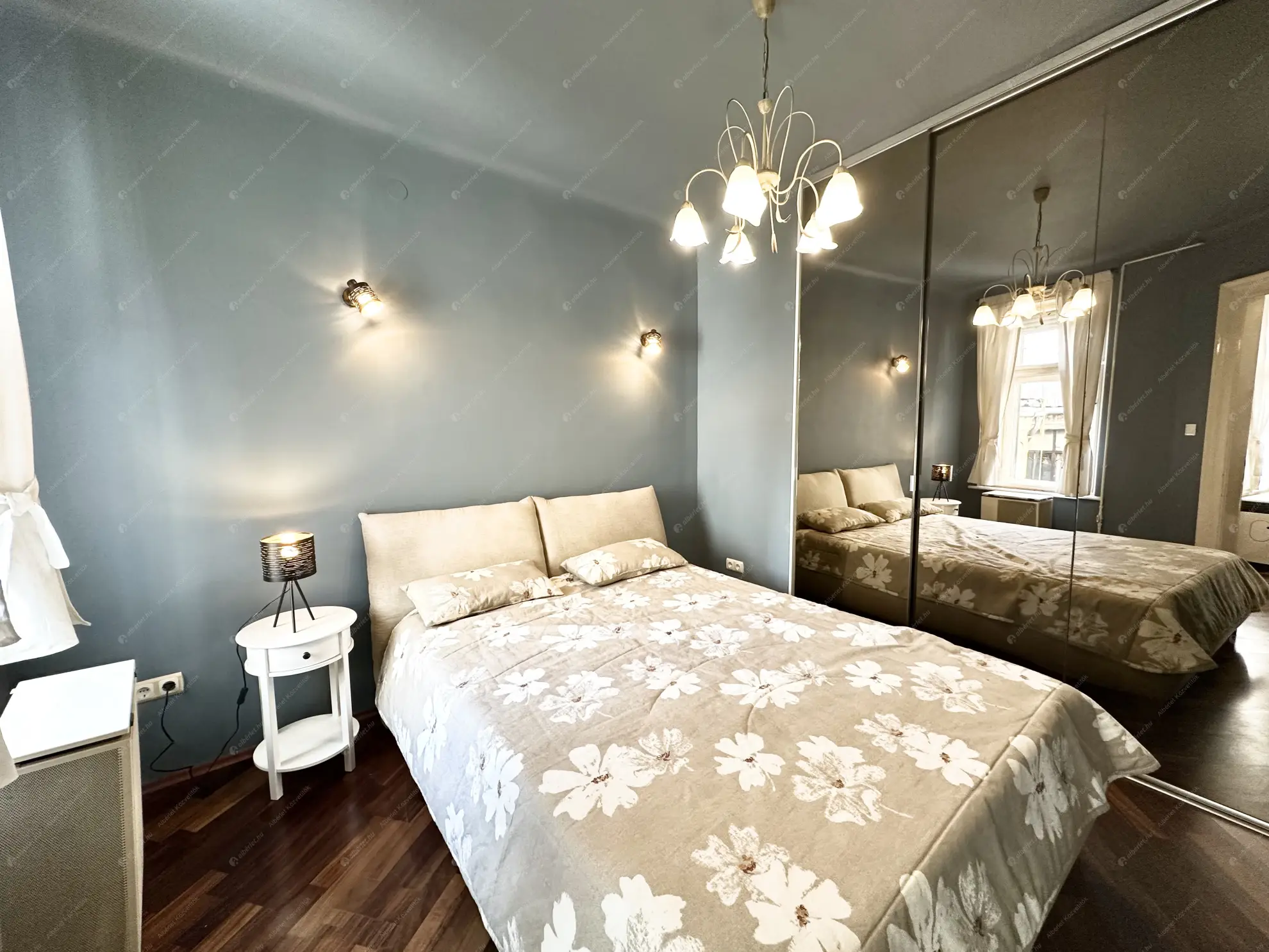 Kiadó albérlet 230000 Ft/hó áron: Budapest, V. kerület  Szervita tér. Mérete: 32 nm, 1 szobás | Alberlet.hu - 6598523