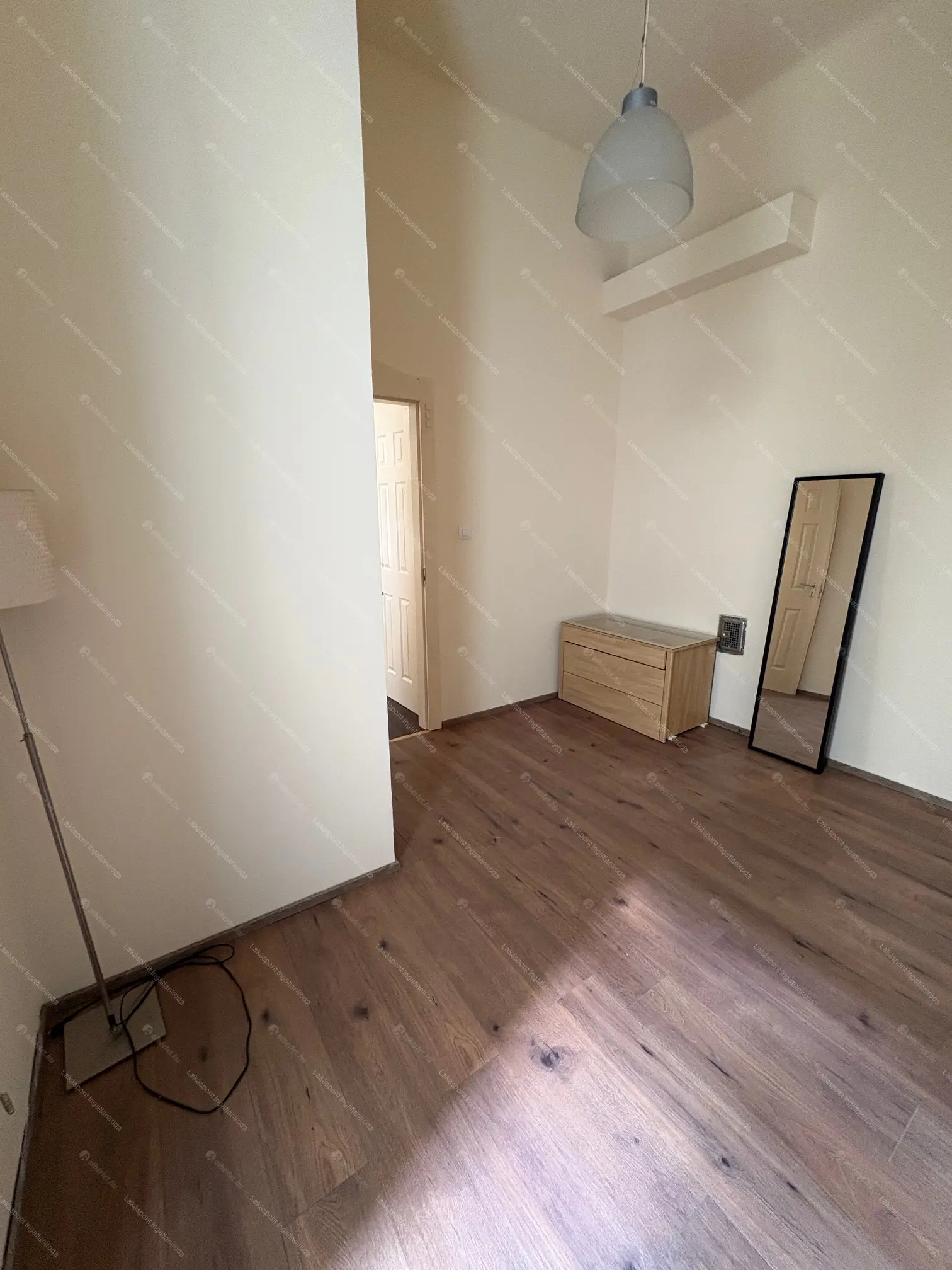 Kiadó albérlet 183000 Ft/hó áron: Budapest, V. kerület  Váci utca. Mérete: 35 nm, 1 szobás | Alberlet.hu - 6707178