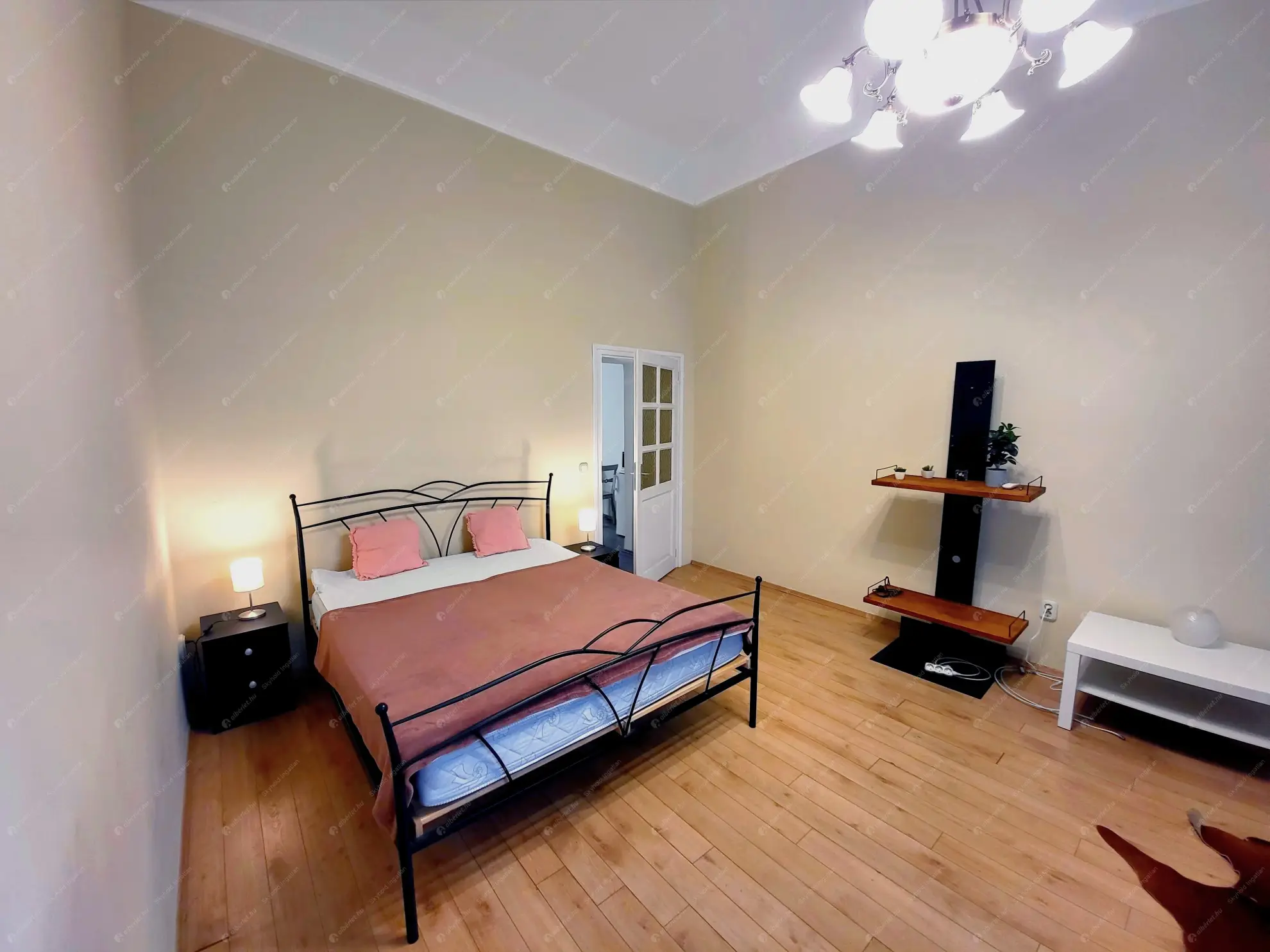 Kiadó albérlet 295000 Ft/hó áron: Budapest, V. kerület  Váci utca. Mérete: 40 nm, 1 szobás | Alberlet.hu - 6573759