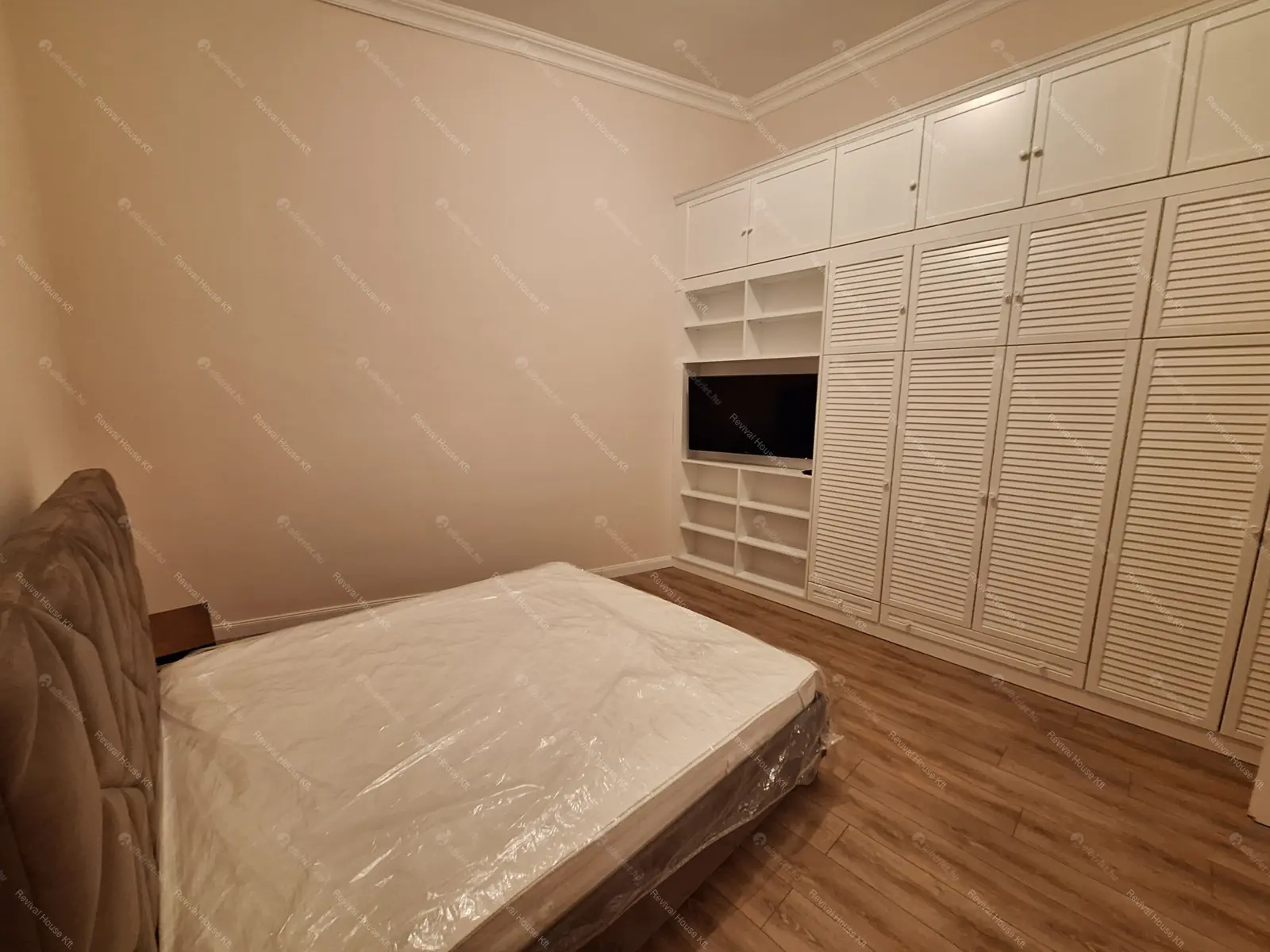 Kiadó albérlet 1093000 Ft/hó áron: Budapest, V. kerület  Veres Pálné utca. Mérete: 125 nm, 3 szobás | Alberlet.hu - 6707159