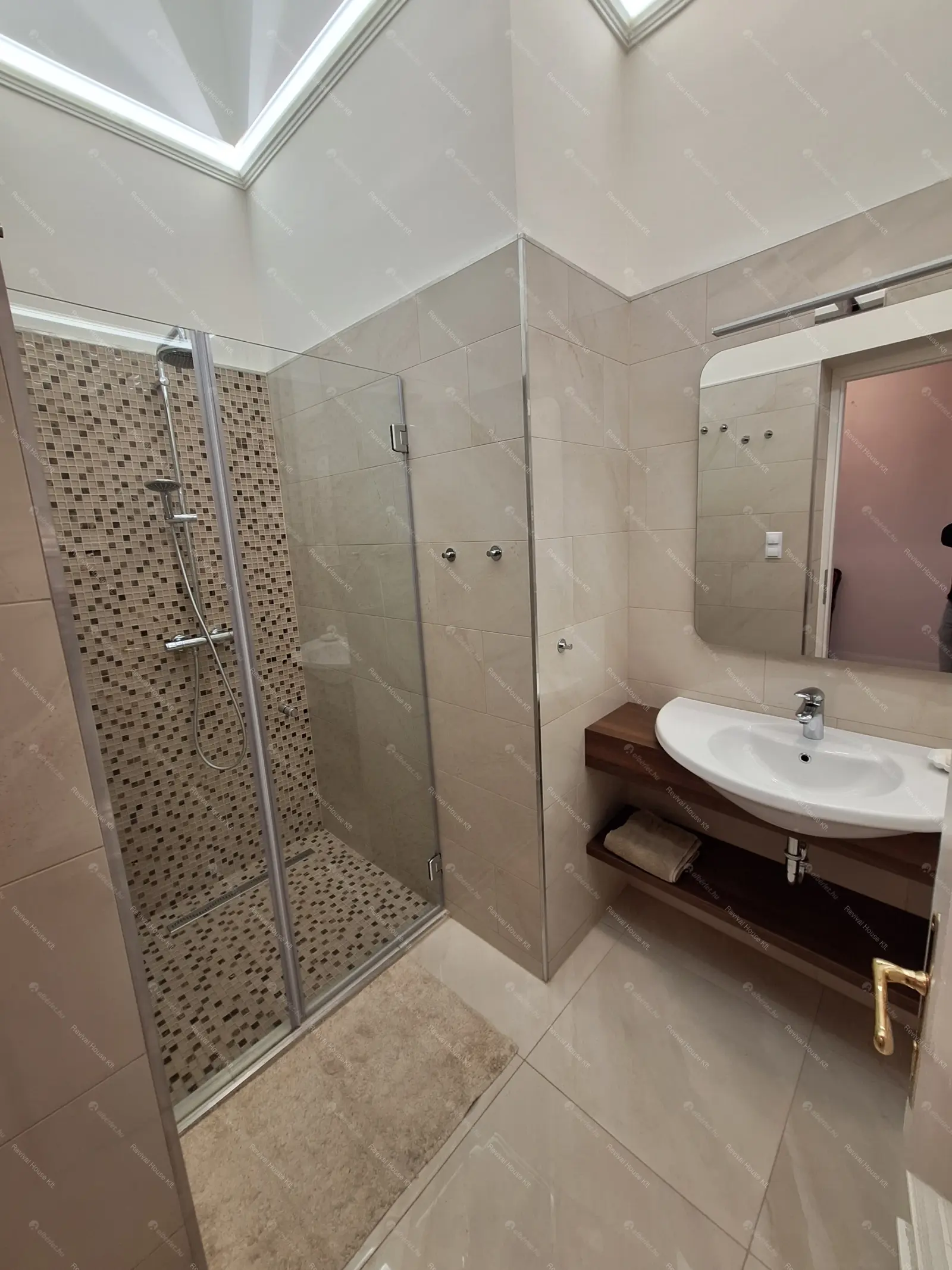 Kiadó albérlet 1093000 Ft/hó áron: Budapest, V. kerület  Veres Pálné utca. Mérete: 125 nm, 3 szobás | Alberlet.hu - 6707160