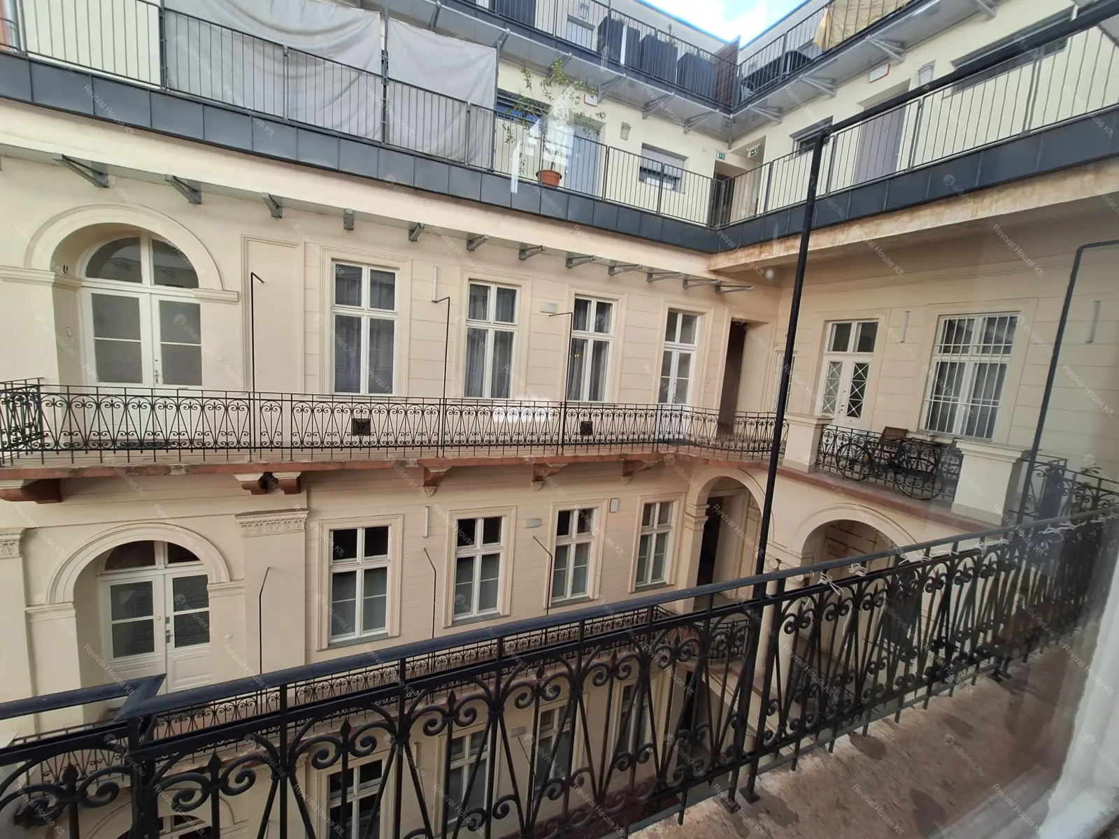 Kiadó albérlet 1093000 Ft/hó áron: Budapest, V. kerület  Veres Pálné utca. Mérete: 125 nm, 3 szobás | Alberlet.hu - 6707175