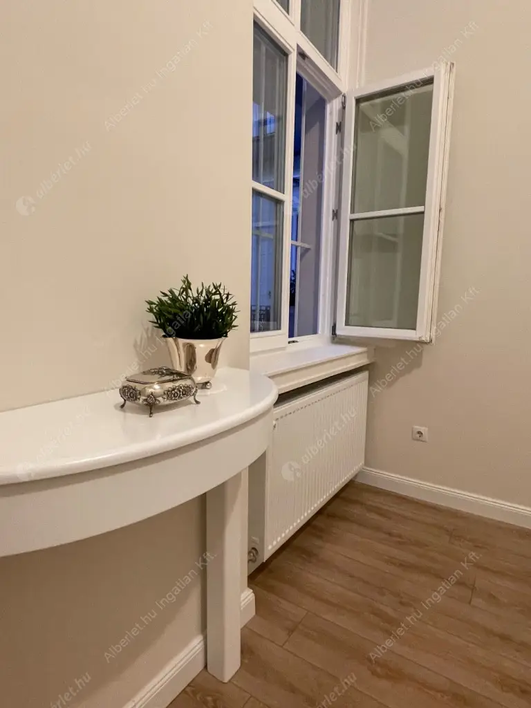 Kiadó albérlet 1146000 Ft/hó áron: Budapest, V. kerület  Veres Pálné utca. Mérete: 125 nm, 3 szobás | Alberlet.hu - 6519123