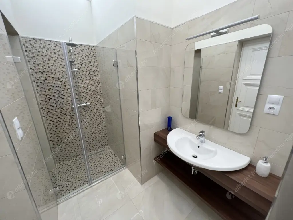 Kiadó albérlet 1146000 Ft/hó áron: Budapest, V. kerület  Veres Pálné utca. Mérete: 125 nm, 3 szobás | Alberlet.hu - 6519125