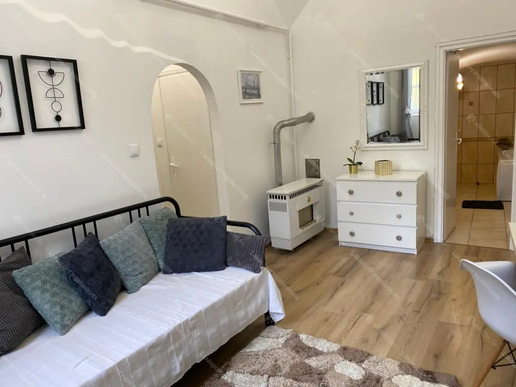 Kiadó albérlet 220000 Ft/hó áron: Budapest, V. kerület  Veres Pálné utca. Mérete: 35 nm, 1 szobás | Alberlet.hu - 6697304