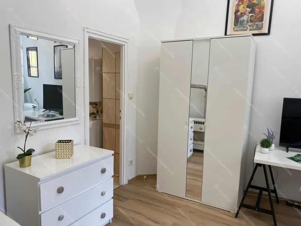 Kiadó albérlet 220000 Ft/hó áron: Budapest, V. kerület  Veres Pálné utca. Mérete: 35 nm, 1 szobás | Alberlet.hu - 6697305