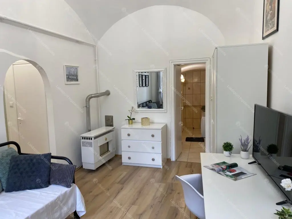 Kiadó albérlet 220000 Ft/hó áron: Budapest, V. kerület  Veres Pálné utca. Mérete: 35 nm, 1 szobás | Alberlet.hu - 6697308