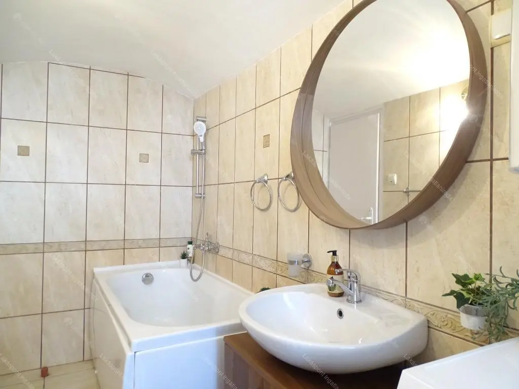 Kiadó albérlet 220000 Ft/hó áron: Budapest, V. kerület  Veres Pálné utca. Mérete: 35 nm, 1 szobás | Alberlet.hu - 6697316