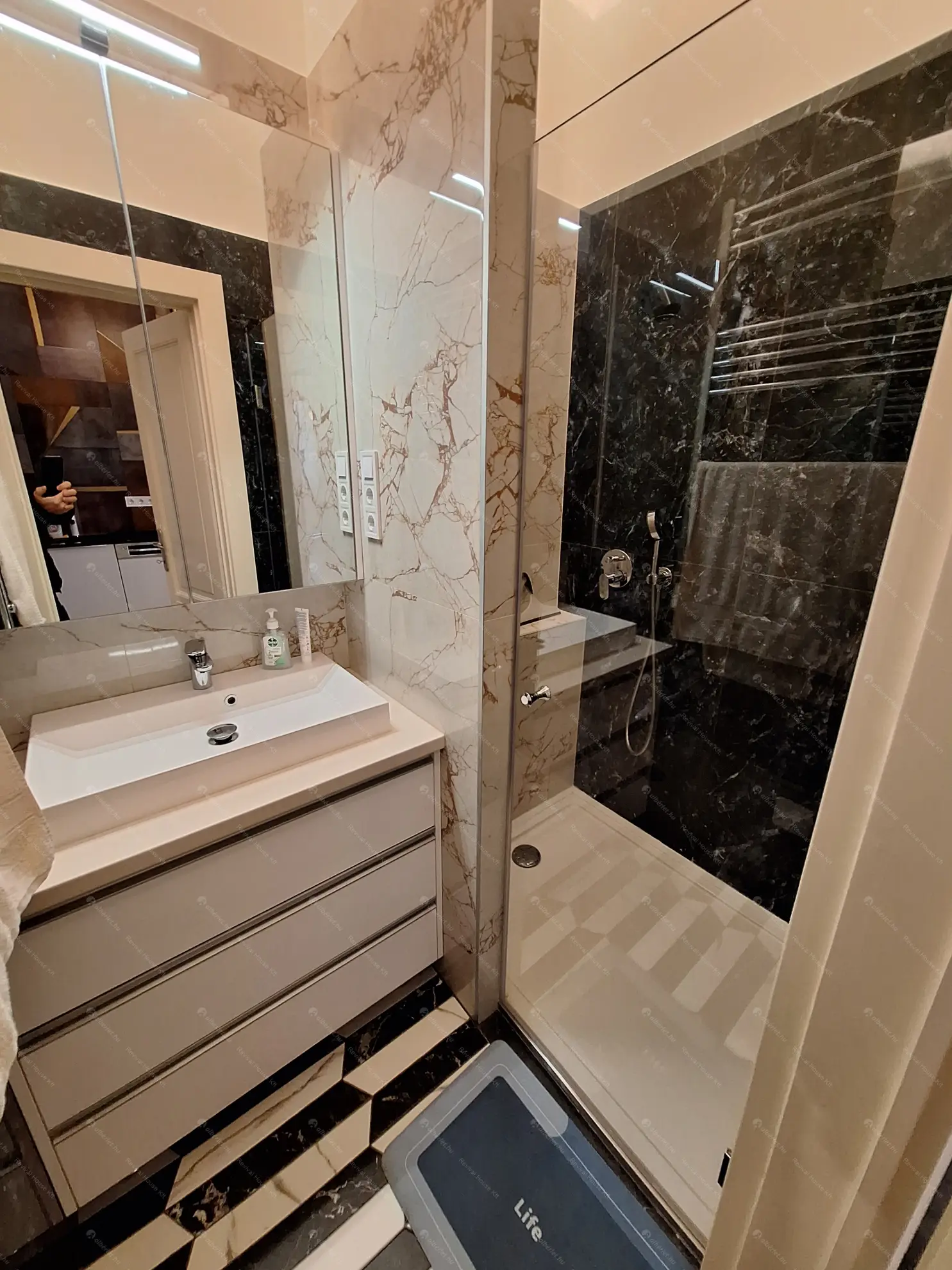 Kiadó albérlet 646000 Ft/hó áron: Budapest, V. kerület  Vörösmarty tér. Mérete: 70 nm, 2 szobás | Alberlet.hu - 6618222