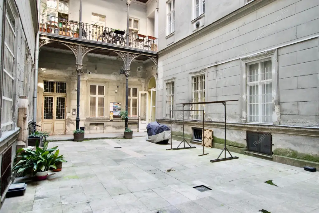 Kiadó albérlet 280000 Ft/hó áron: Budapest, V. kerület  Zoltán utca. Mérete: 65 nm, 3 szobás | Alberlet.hu - 6582732