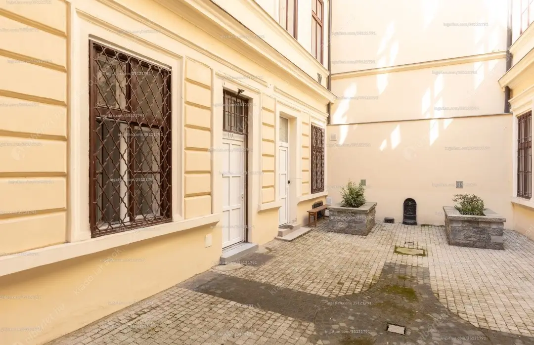 Kiadó albérlet 250000 Ft/hó áron: Budapest, VI. kerület  Andrássy út. Mérete: 32 nm, 1 szobás | Alberlet.hu - 6621322