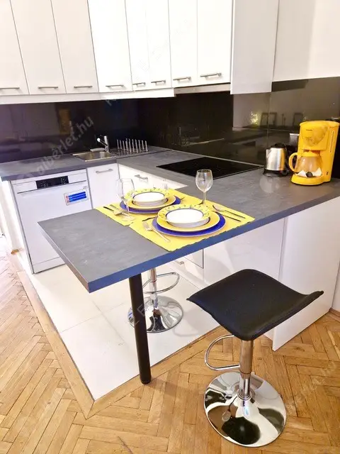 Kiadó albérlet 279000 Ft/hó áron: Budapest, VI. kerület  Andrássy út. Mérete: 40 nm, 1 szobás | Alberlet.hu - 6261354