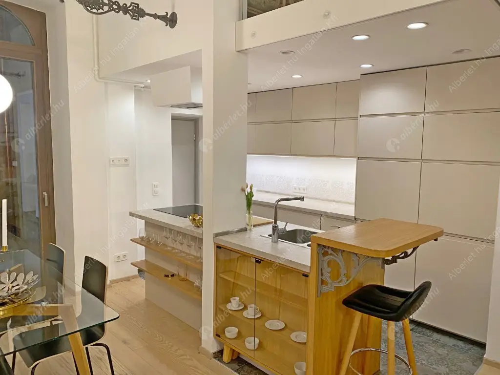 Kiadó albérlet 360000 Ft/hó áron: Budapest, VI. kerület  Andrássy út. Mérete: 51 nm, 1 szobás | Alberlet.hu - 6519431