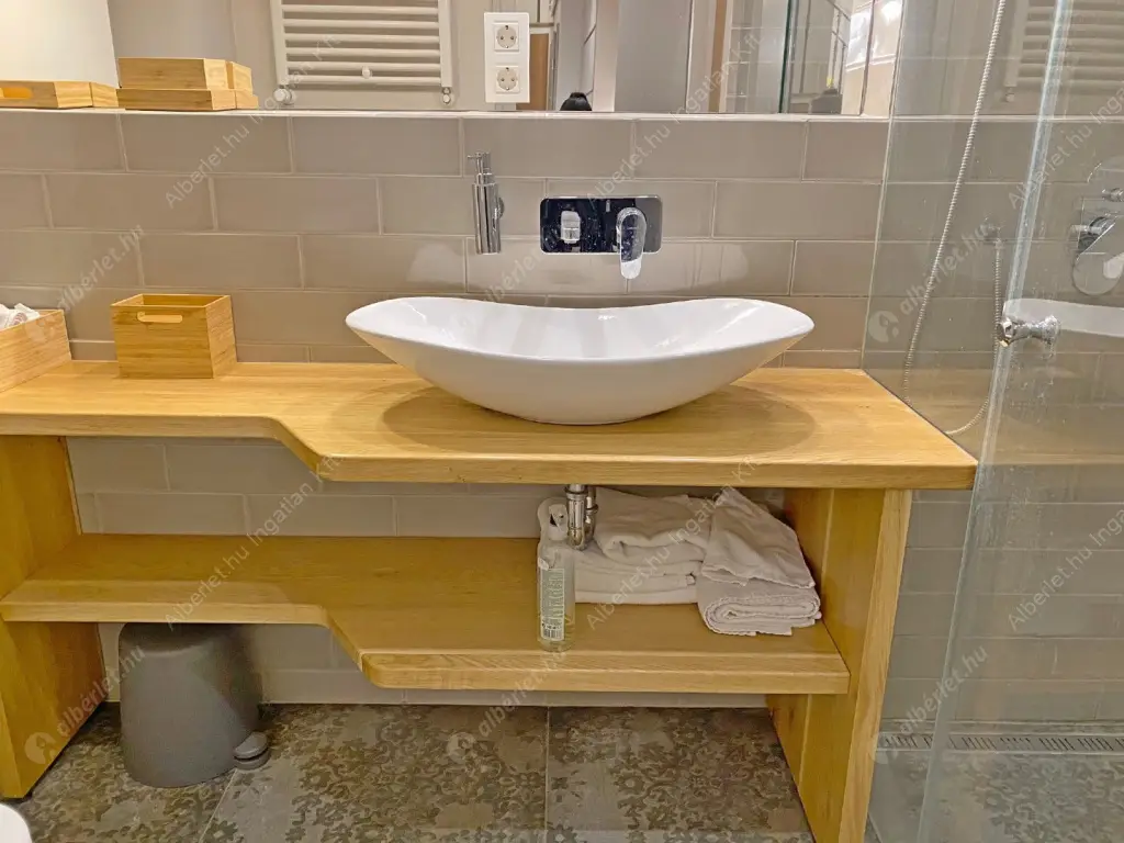 Kiadó albérlet 360000 Ft/hó áron: Budapest, VI. kerület  Andrássy út. Mérete: 51 nm, 1 szobás | Alberlet.hu - 6519452