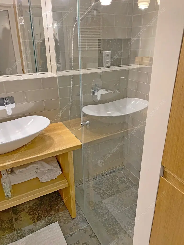 Kiadó albérlet 360000 Ft/hó áron: Budapest, VI. kerület  Andrássy út. Mérete: 51 nm, 1 szobás | Alberlet.hu - 6519453