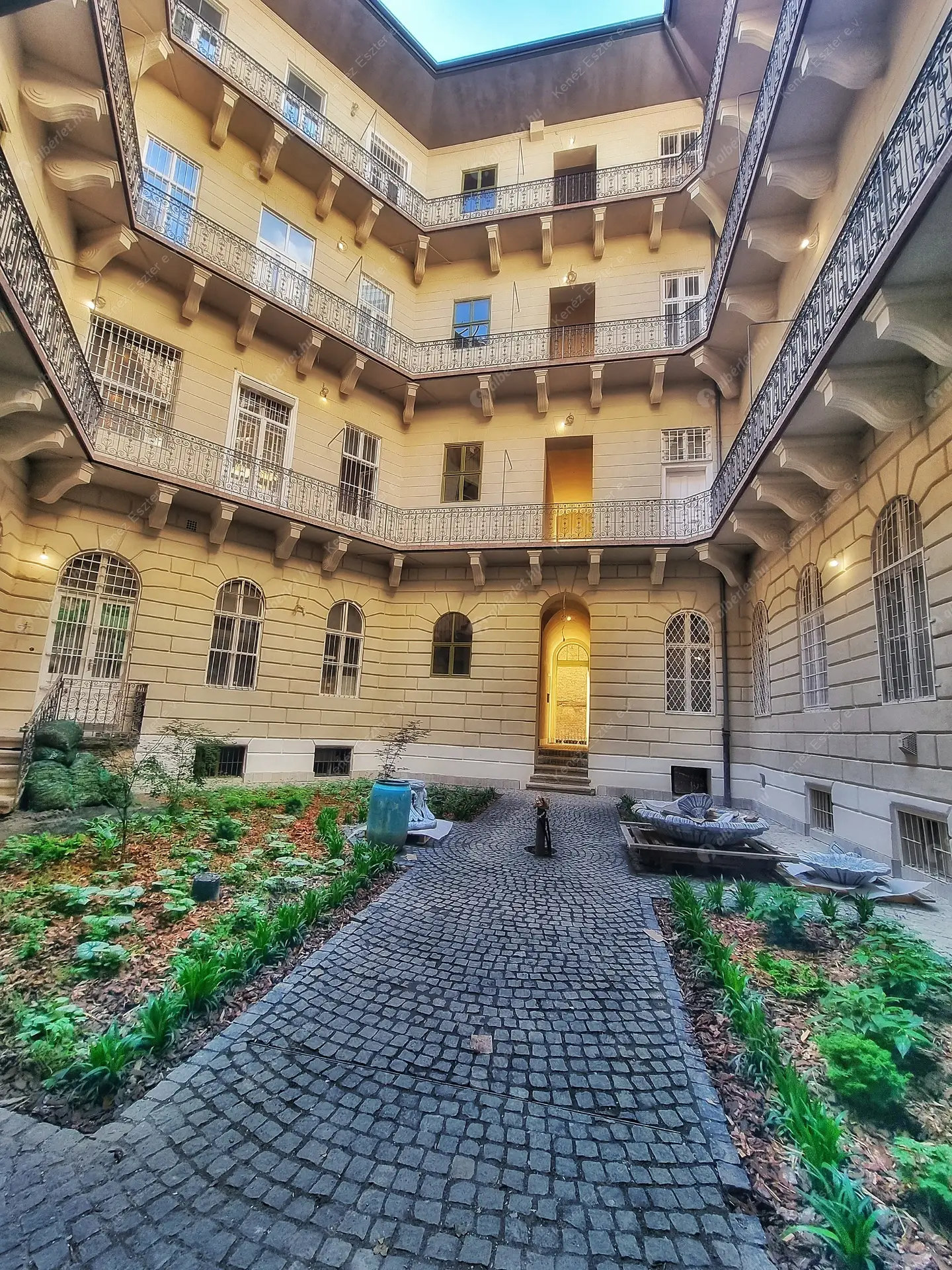 Kiadó albérlet 410000 Ft/hó áron: Budapest, VI. kerület  Andrássy út. Mérete: 70 nm, 2 szobás | Alberlet.hu - 6466414