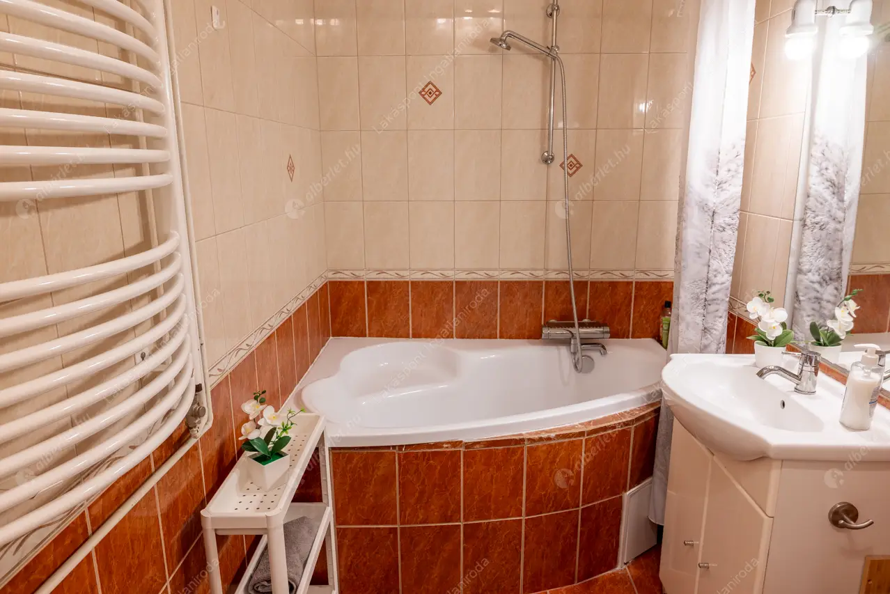 Kiadó albérlet 306000 Ft/hó áron: Budapest, VI. kerület  Hajós utca. Mérete: 54 nm, 2 szobás | Alberlet.hu - 6599708