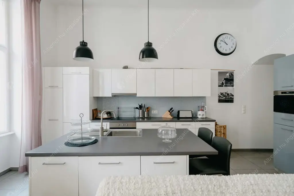 Kiadó albérlet 385000 Ft/hó áron: Budapest, VI. kerület  Hunyadi tér. Mérete: 104 nm, 3 szobás | Alberlet.hu - 6616915