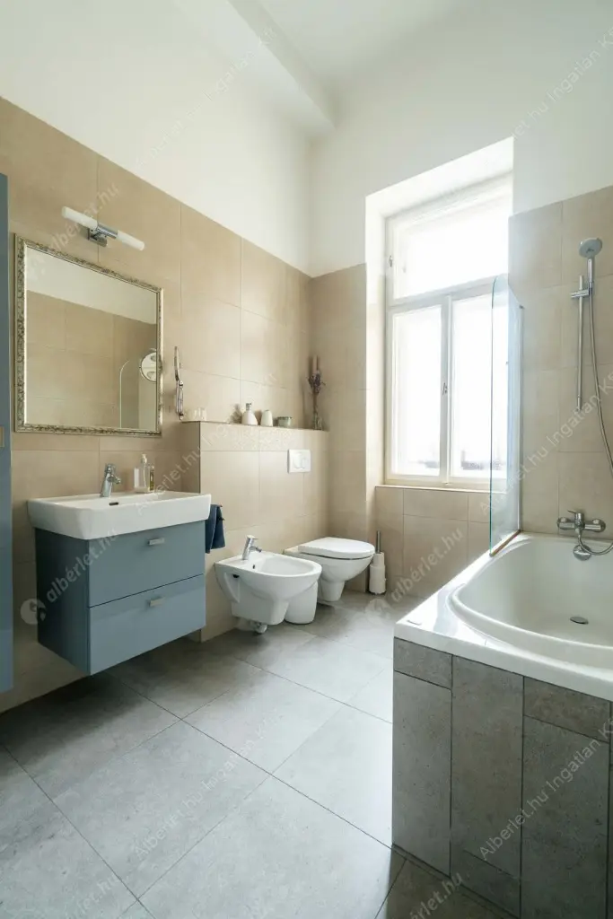 Kiadó albérlet 385000 Ft/hó áron: Budapest, VI. kerület  Hunyadi tér. Mérete: 104 nm, 3 szobás | Alberlet.hu - 6616924