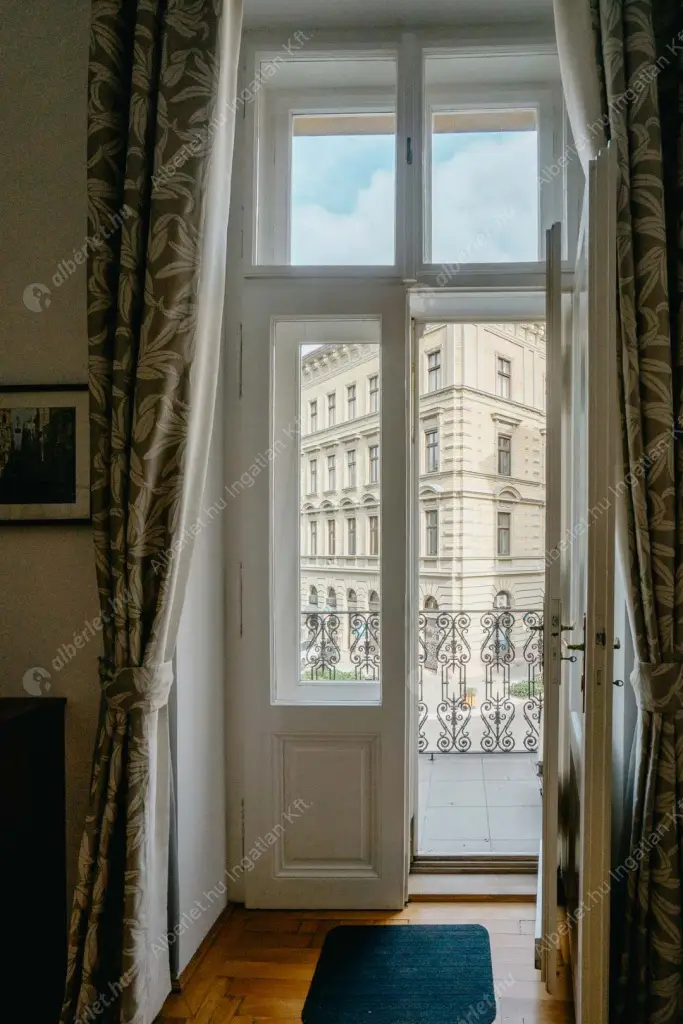 Kiadó albérlet 385000 Ft/hó áron: Budapest, VI. kerület  Hunyadi tér. Mérete: 104 nm, 3 szobás | Alberlet.hu - 6616926