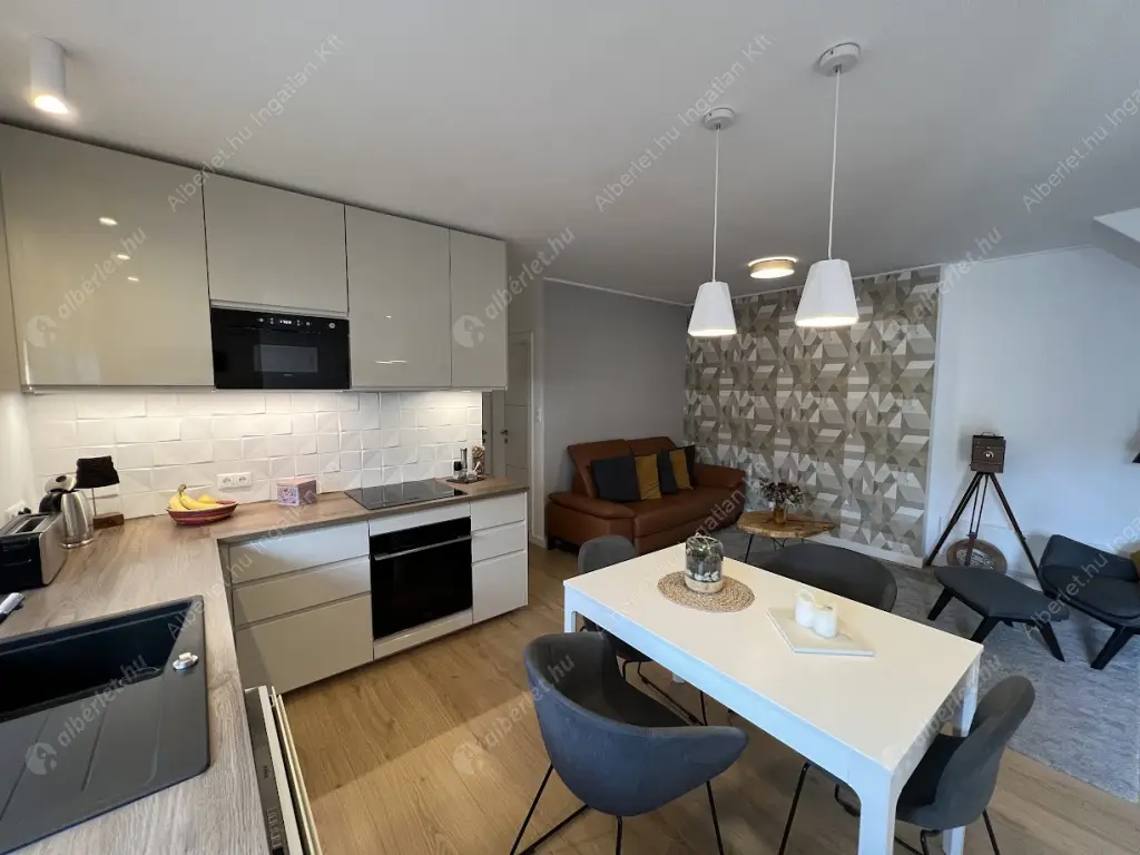 Kiadó albérlet 400000 Ft/hó áron: Budapest, VI. kerület  Hunyadi tér. Mérete: 75 nm, 3 szobás | Alberlet.hu - 6636913