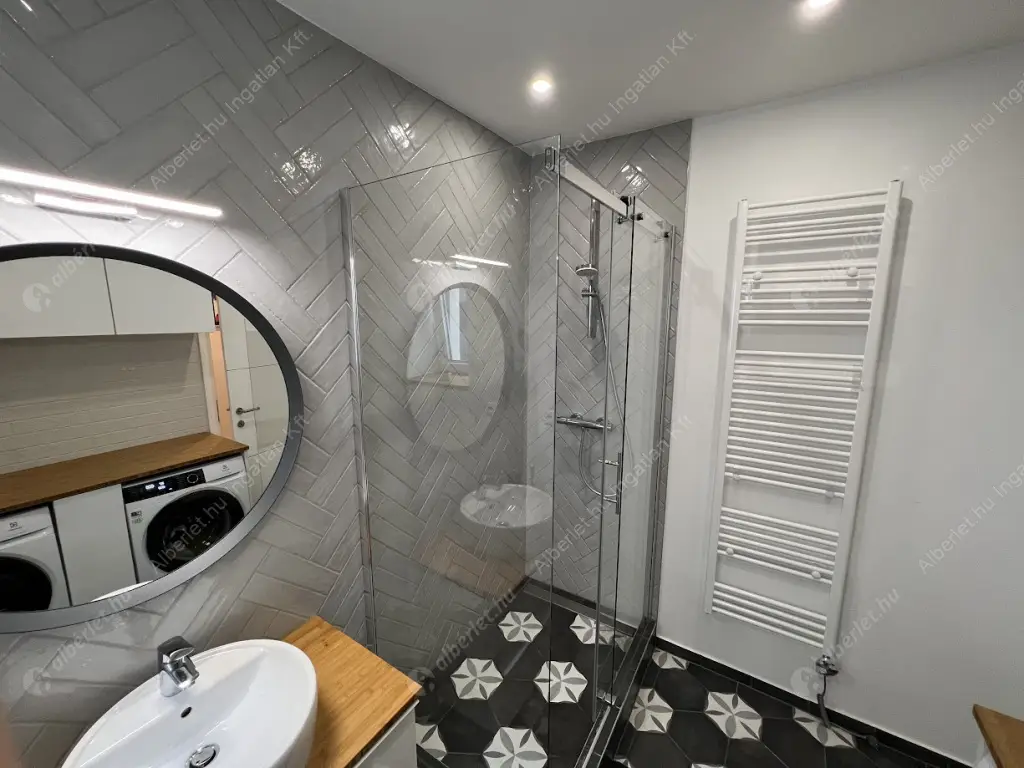 Kiadó albérlet 400000 Ft/hó áron: Budapest, VI. kerület  Hunyadi tér. Mérete: 75 nm, 3 szobás | Alberlet.hu - 6636929