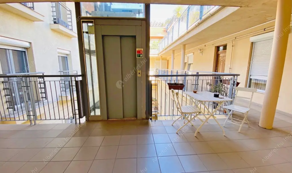 Kiadó albérlet 280000 Ft/hó áron: Budapest, VI. kerület  Izabella utca. Mérete: 62 nm, 1 szobás | Alberlet.hu - 6598072