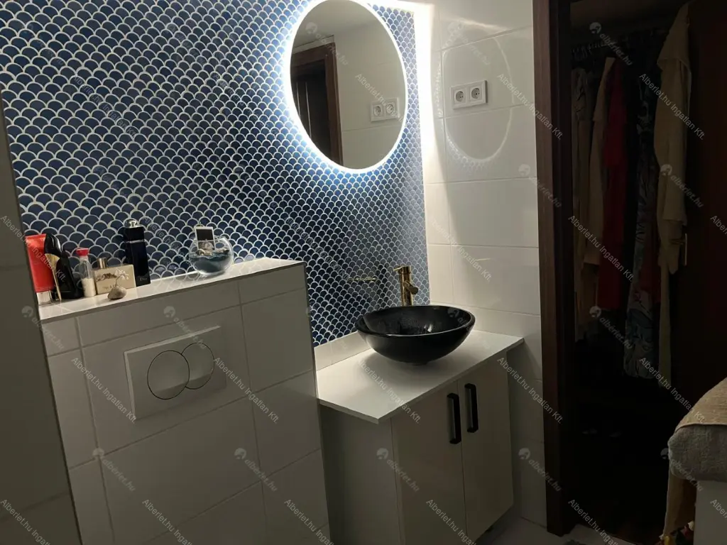 Kiadó albérlet 215000 Ft/hó áron: Budapest, VI. kerület  Jókai tér. Mérete: 32 nm, 1 szobás | Alberlet.hu - 6685013