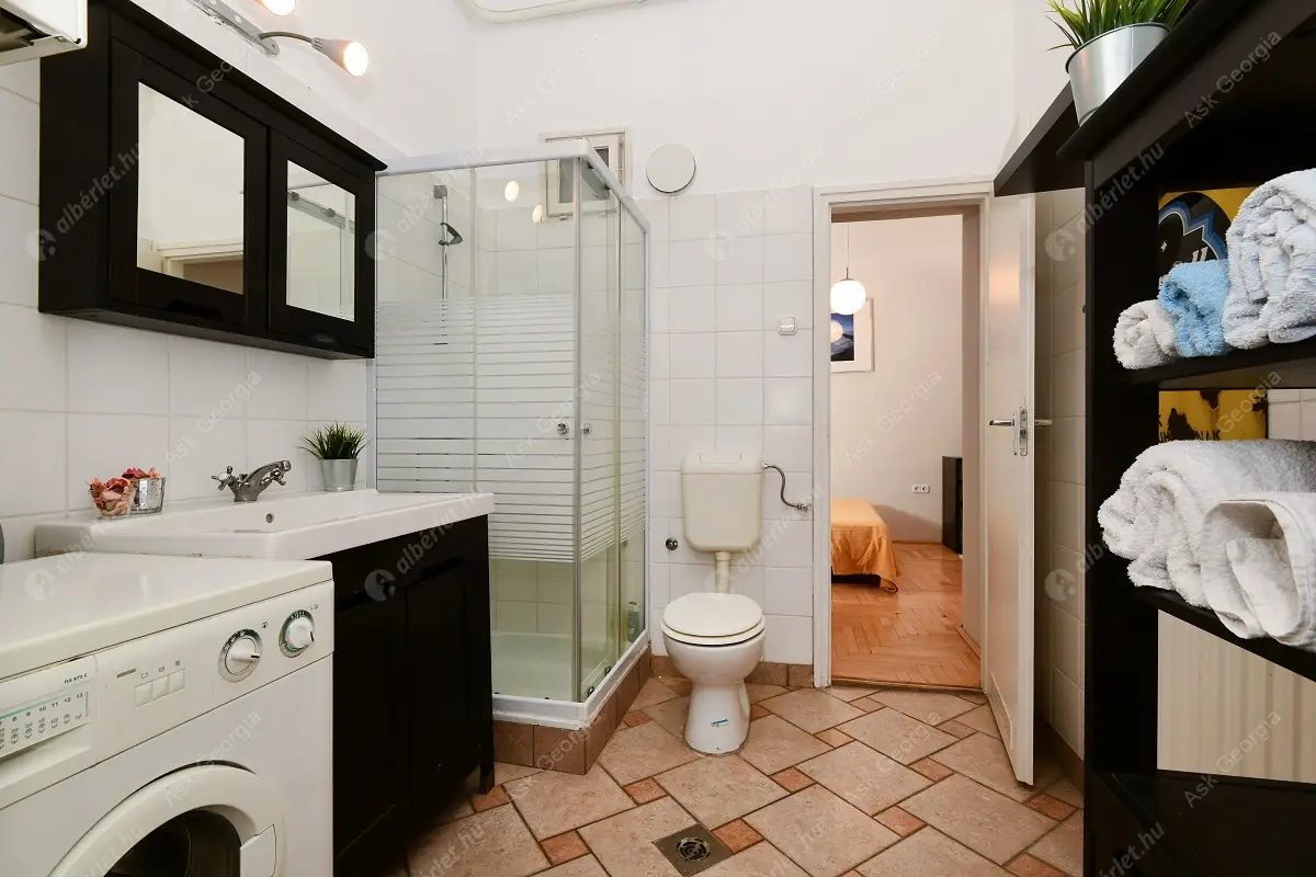 Kiadó albérlet 425000 Ft/hó áron: Budapest, VI. kerület  Jókai tér. Mérete: 85 nm, 3 szobás | Alberlet.hu - 6627359