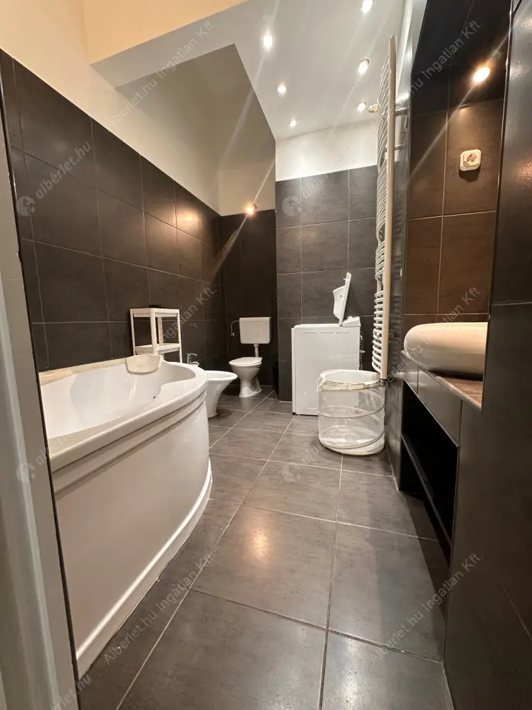 Kiadó albérlet 270000 Ft/hó áron: Budapest, VI. kerület  Jókai utca. Mérete: 50 nm, 2 szobás | Alberlet.hu - 6603113