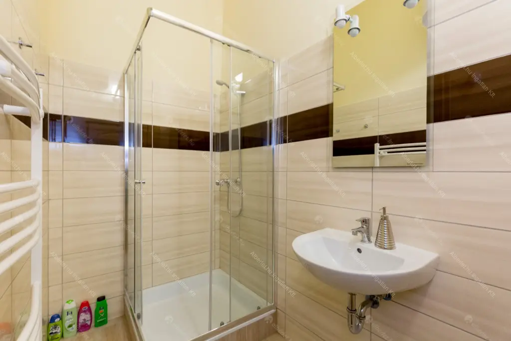 Kiadó albérlet 390000 Ft/hó áron: Budapest, VI. kerület  Király utca. Mérete: 71 nm, 3 szobás | Alberlet.hu - 6673093