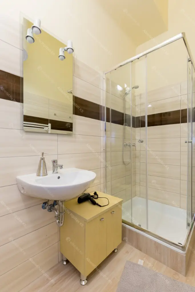 Kiadó albérlet 390000 Ft/hó áron: Budapest, VI. kerület  Király utca. Mérete: 71 nm, 3 szobás | Alberlet.hu - 6673095