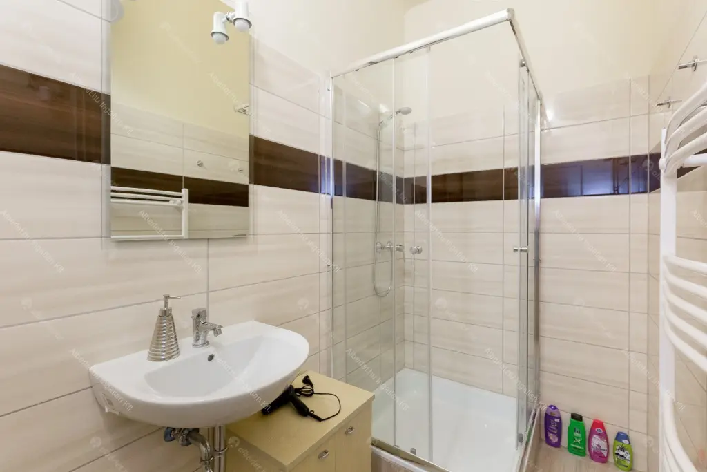 Kiadó albérlet 390000 Ft/hó áron: Budapest, VI. kerület  Király utca. Mérete: 71 nm, 3 szobás | Alberlet.hu - 6673096