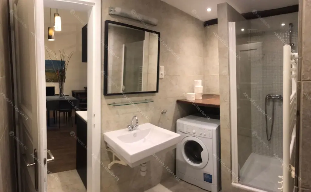 Kiadó albérlet 300000 Ft/hó áron: Budapest, VI. kerület  Lázár utca. Mérete: 40 nm, 1 szobás | Alberlet.hu - 6649442