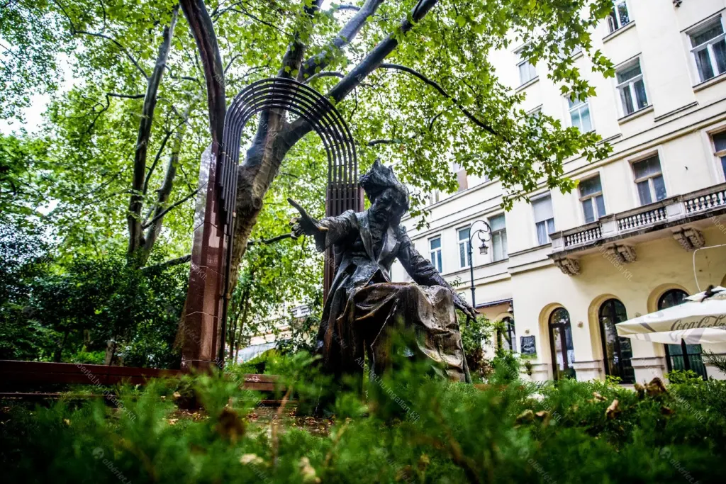 Kiadó albérlet 399000 Ft/hó áron: Budapest, VI. kerület  Liszt Ferenc tér. Mérete: 55 nm, 2 szobás | Alberlet.hu - 6706143