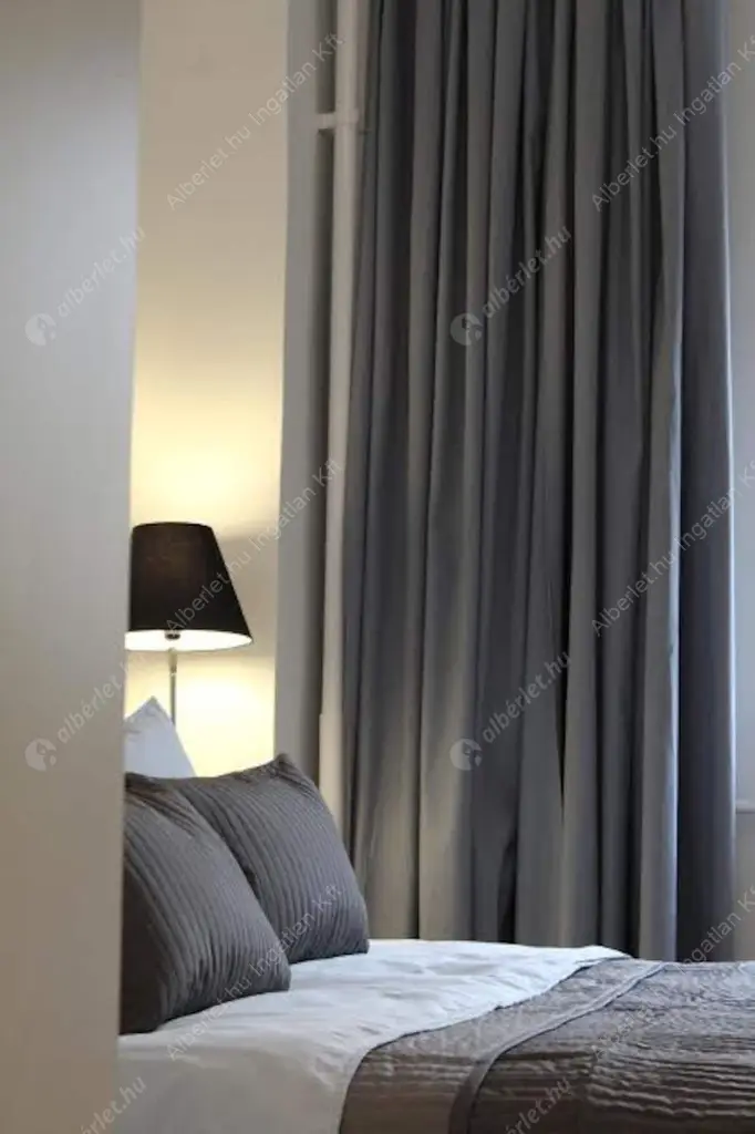 Kiadó albérlet 386000 Ft/hó áron: Budapest, VI. kerület  Liszt Ferenc tér. Mérete: 67 nm, 2 szobás | Alberlet.hu - 5478324