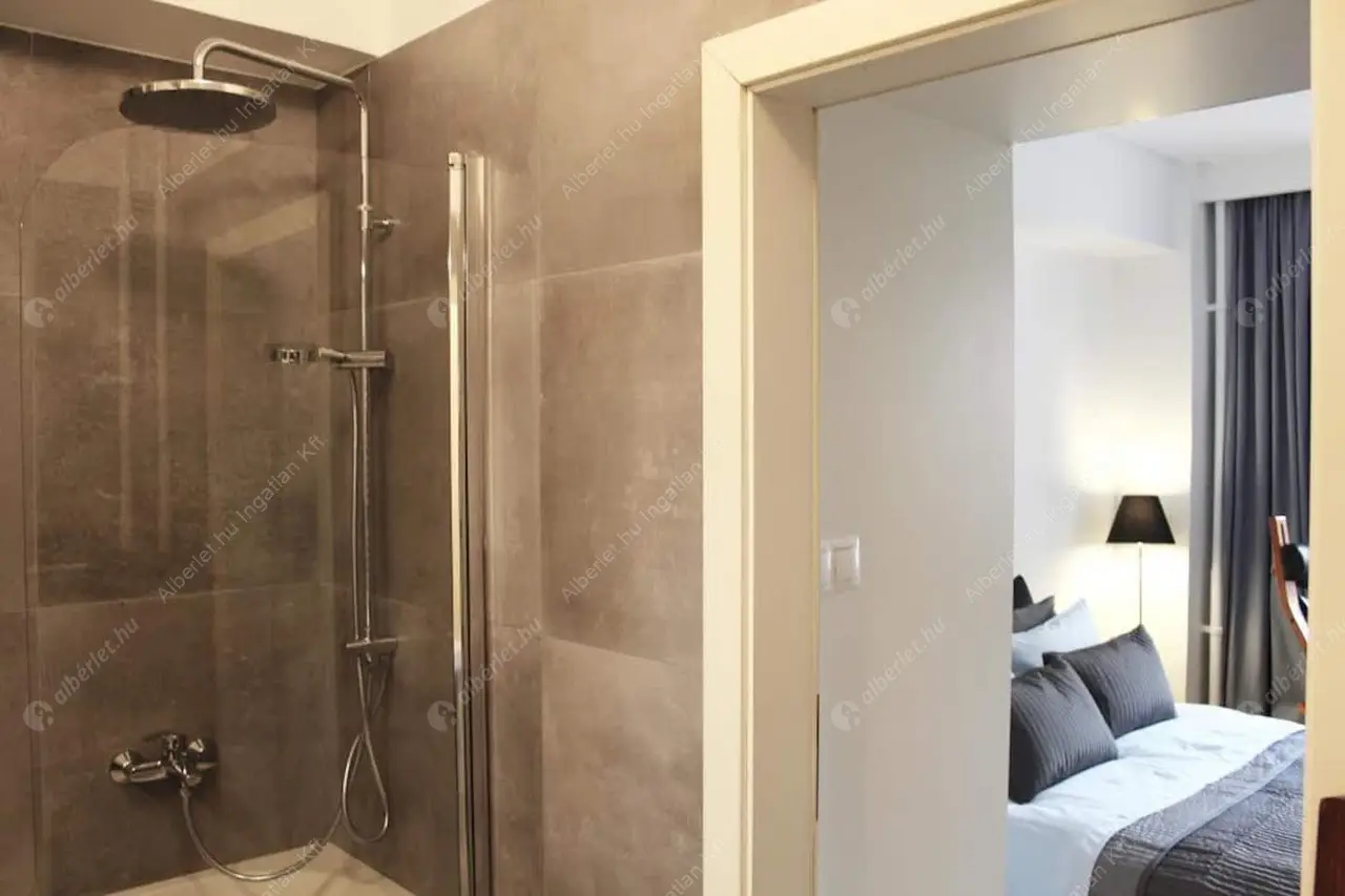 Kiadó albérlet 386000 Ft/hó áron: Budapest, VI. kerület  Liszt Ferenc tér. Mérete: 67 nm, 2 szobás | Alberlet.hu - 5478326