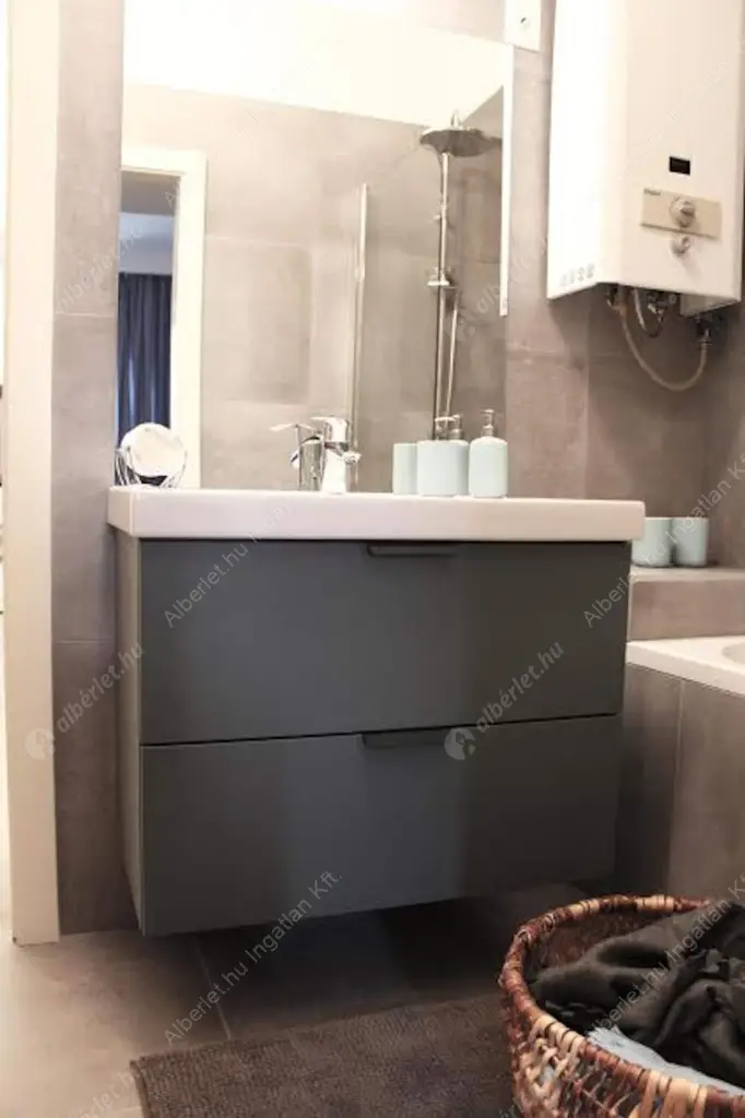 Kiadó albérlet 386000 Ft/hó áron: Budapest, VI. kerület  Liszt Ferenc tér. Mérete: 67 nm, 2 szobás | Alberlet.hu - 5478332