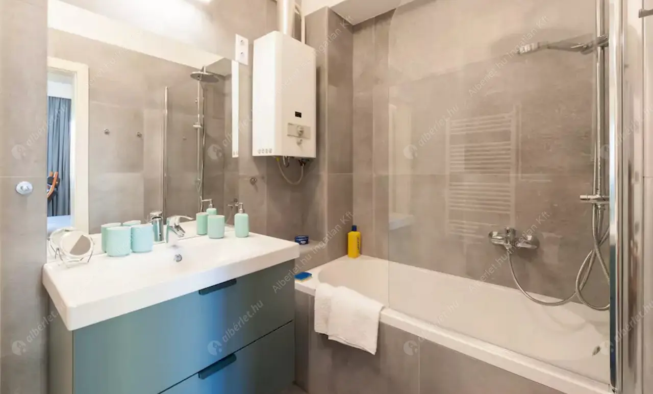 Kiadó albérlet 386000 Ft/hó áron: Budapest, VI. kerület  Liszt Ferenc tér. Mérete: 67 nm, 2 szobás | Alberlet.hu - 5478336