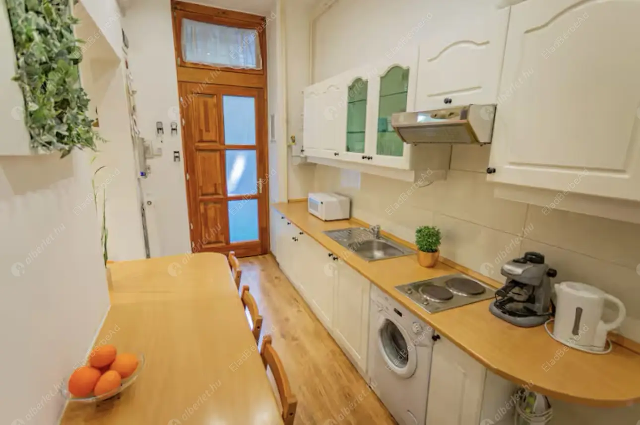 Kiadó albérlet 190000 Ft/hó áron: Budapest, VI. kerület  Nagymező utca. Mérete: 28 nm, 1 szobás | Alberlet.hu - 6624213