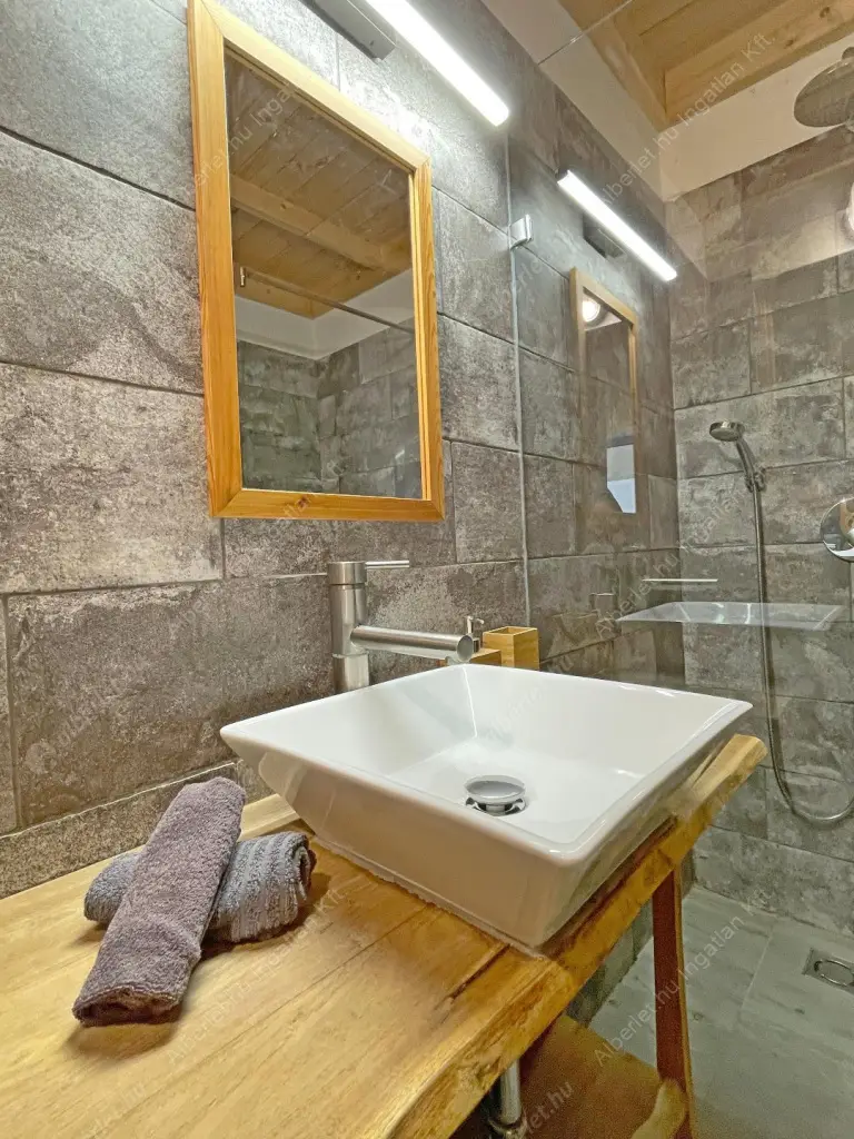 Kiadó albérlet 240000 Ft/hó áron: Budapest, VI. kerület  Nagymező utca. Mérete: 30 nm, 1 szobás | Alberlet.hu - 6627932