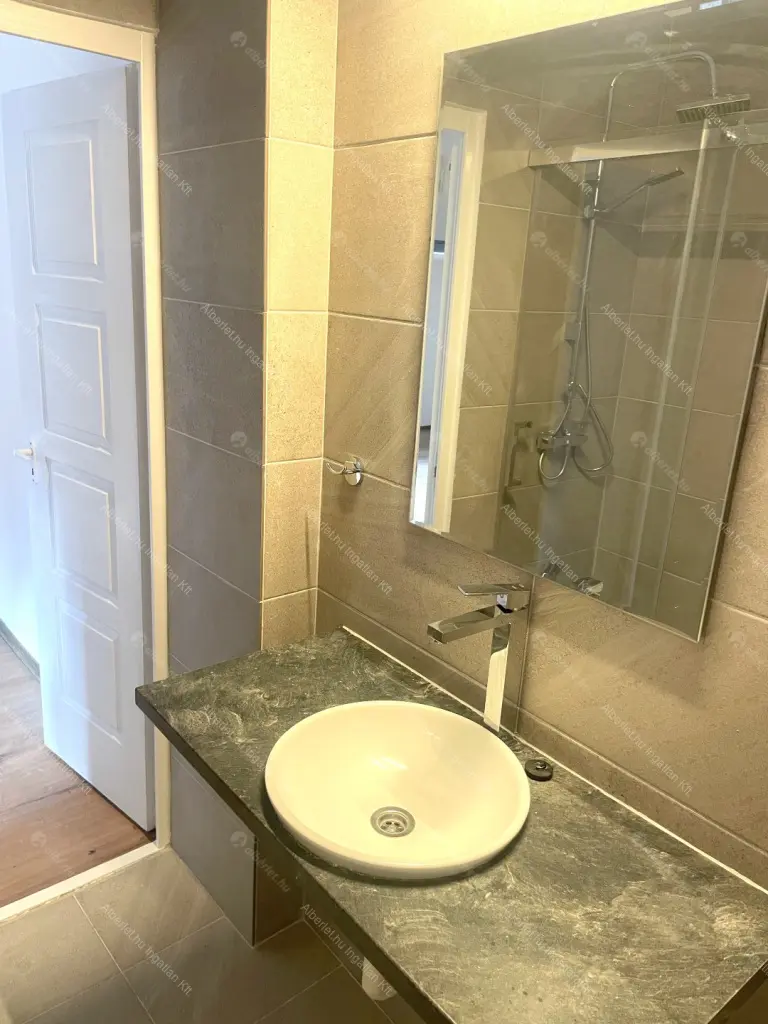 Kiadó albérlet 219000 Ft/hó áron: Budapest, VI. kerület  Nagymező utca. Mérete: 35 nm, 1 szobás | Alberlet.hu - 6661656