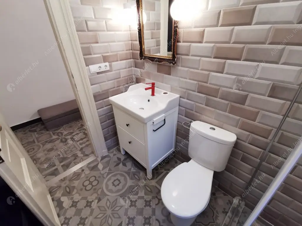 Kiadó albérlet 320000 Ft/hó áron: Budapest, VI. kerület  Podmaniczky utca. Mérete: 54 nm, 1 szobás | Alberlet.hu - 6565057