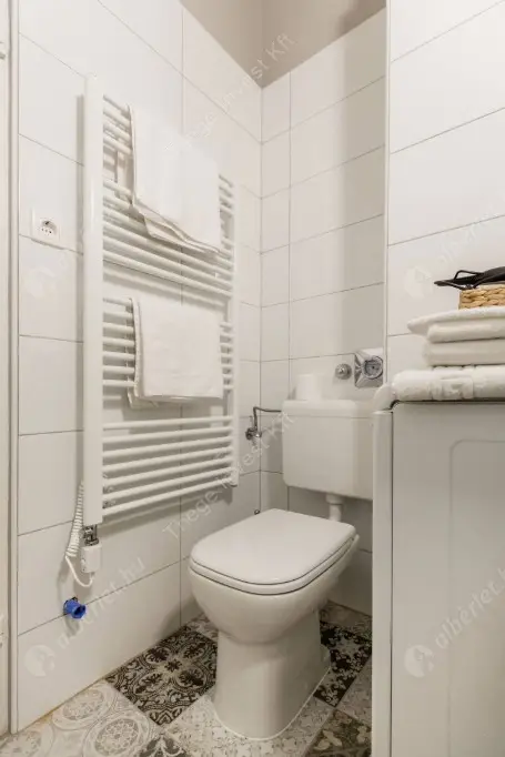 Kiadó albérlet 240000 Ft/hó áron: Budapest, VI. kerület  Révay köz. Mérete: 33 nm, 1 szobás | Alberlet.hu - 6628160