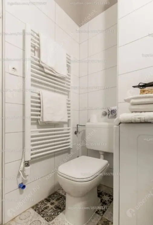 Kiadó albérlet 240000 Ft/hó áron: Budapest, VI. kerület  Révay köz. Mérete: 33 nm, 1 szobás | Alberlet.hu - 6632269