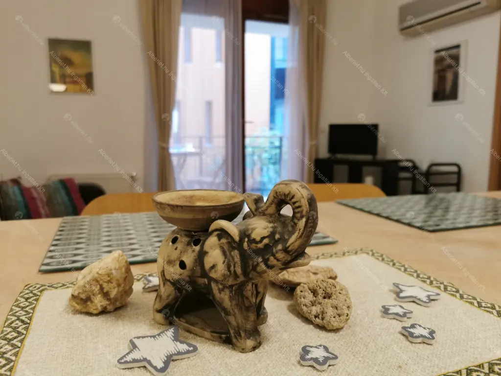 Kiadó albérlet 290000 Ft/hó áron: Budapest, VI. kerület  Székely Mihály utca. Mérete: 42 nm, 2 szobás | Alberlet.hu - 6698468