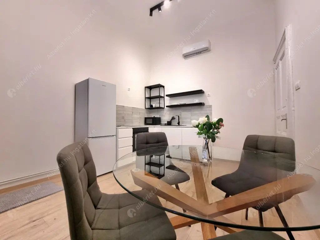 Kiadó albérlet 240000 Ft/hó áron: Budapest, VI. kerület  Szív utca. Mérete: 45 nm, 2 szobás | Alberlet.hu - 6584426